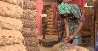 টানা বৃষ্টি-বন্যায় স্থবির খাতুনগঞ্জের পাইকারি বাজার; বাড়ছে নিত্যপণ্যের দাম